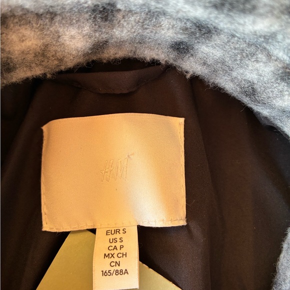 NWT H&M LONG SHACKET in Grey/Checked
Size Small - Picture 8 of 9